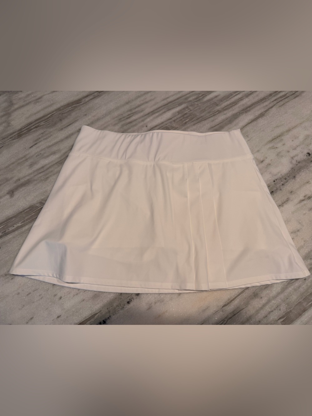 Tommy Bahama white skort with front pleat accent. EUC, like brand new!